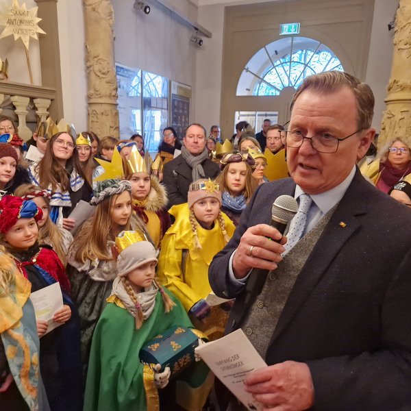 Titelbild: Sternsinger bringen den Segen in die Staatskanzlei